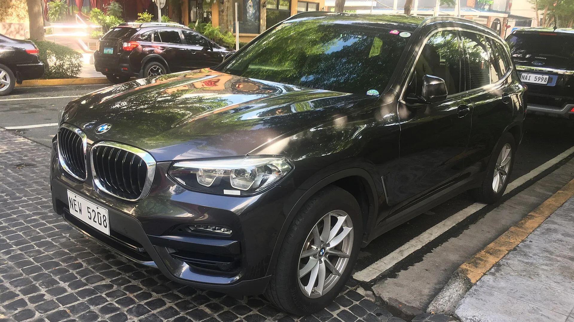 BMW X3 שחור חונה במגרש, מבט מקדימה בזווית