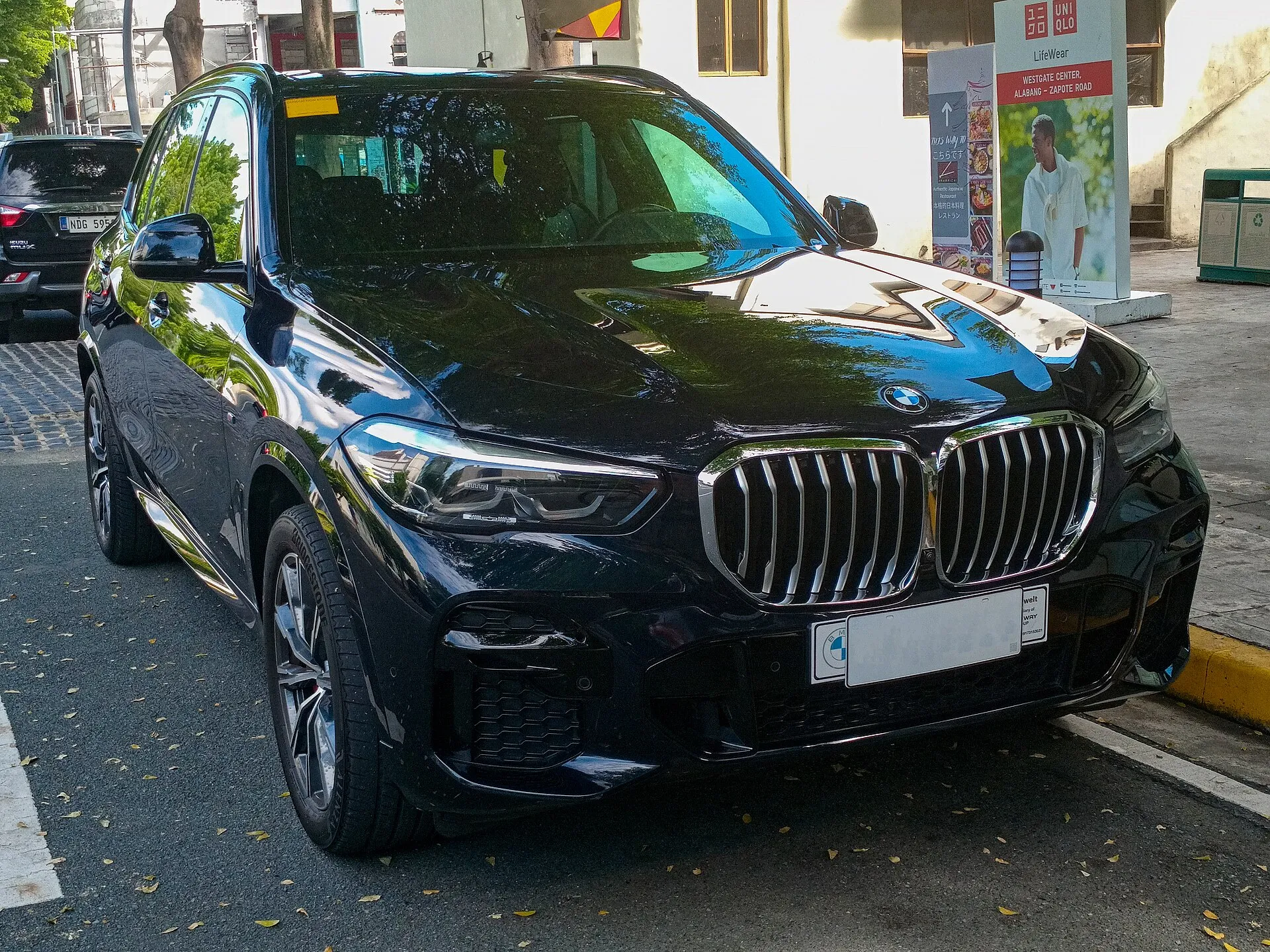 BMW X5 שחור חונה ליד מדרכה, מבט מקדימה